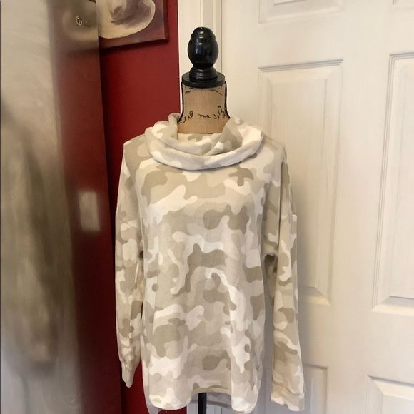 Nwt new directions hacci camouflage cowl neck oversized top medium - Picture 3 of 12